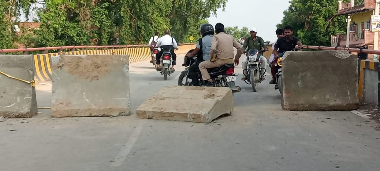 Movement of heavy vehicles suspended until tomorrow; construction work begins on the damaged approach road of Aamghat Bridge.