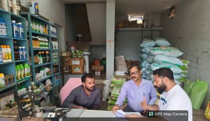 आवश्यक दस्तावेजों का सत्यापन करते कर्मचारी