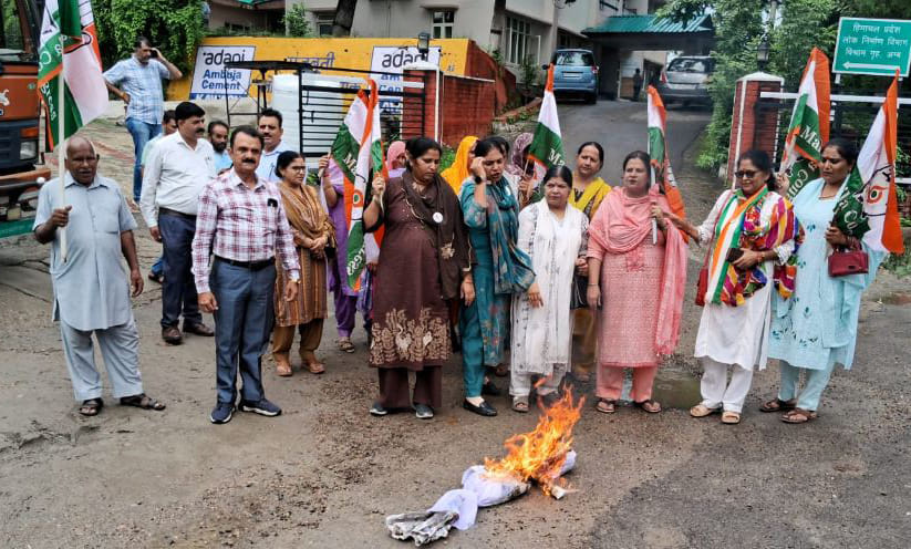 अंब में प्रदर्शन कर पुतला फूंकते कांग्रेस कार्यकर्ता। संवाद
