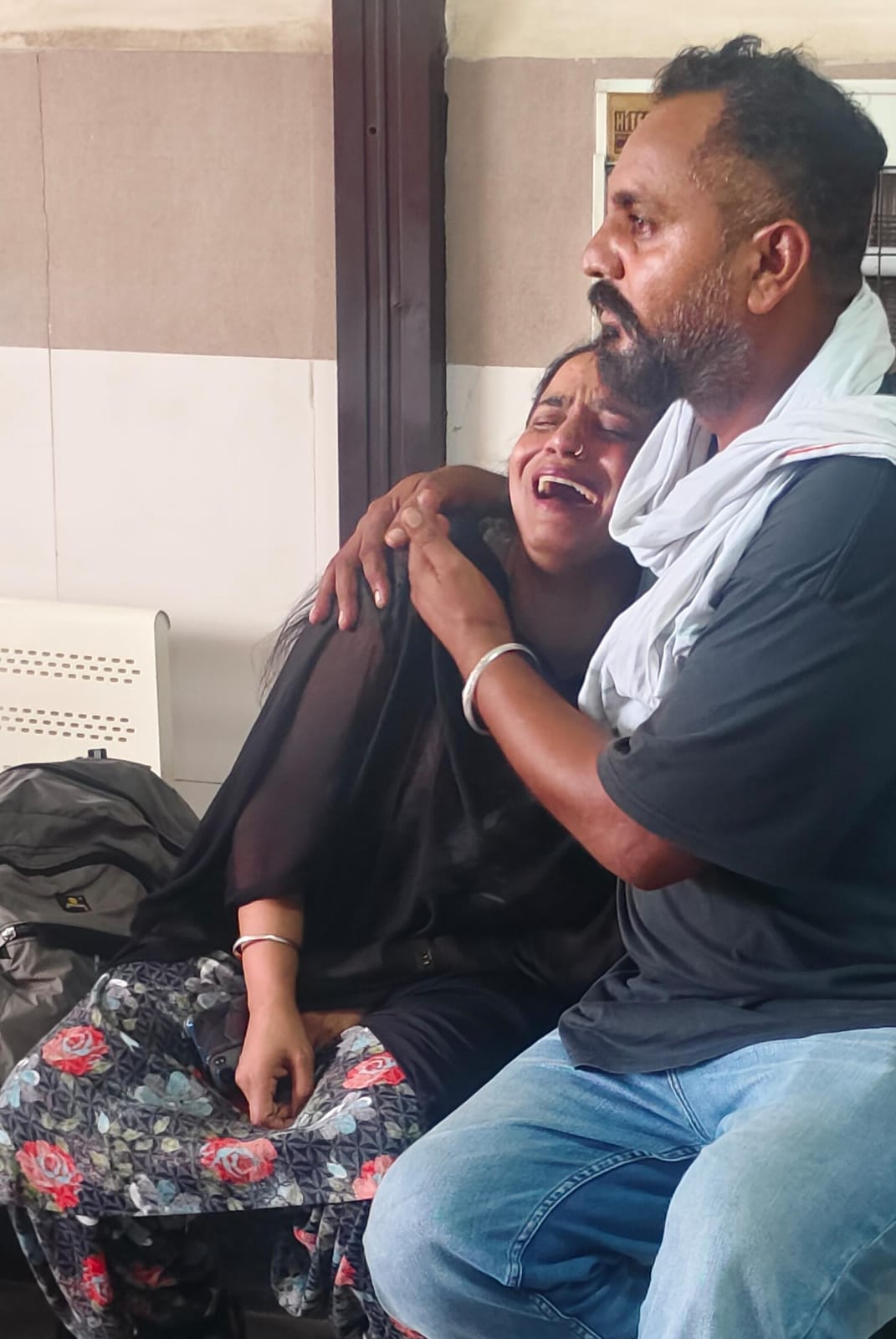 अंबाला कैंट नागरिक अस्पताल में महिला की मौत के बाद विलाप करती हुई मृतका की बेटी : संवाद