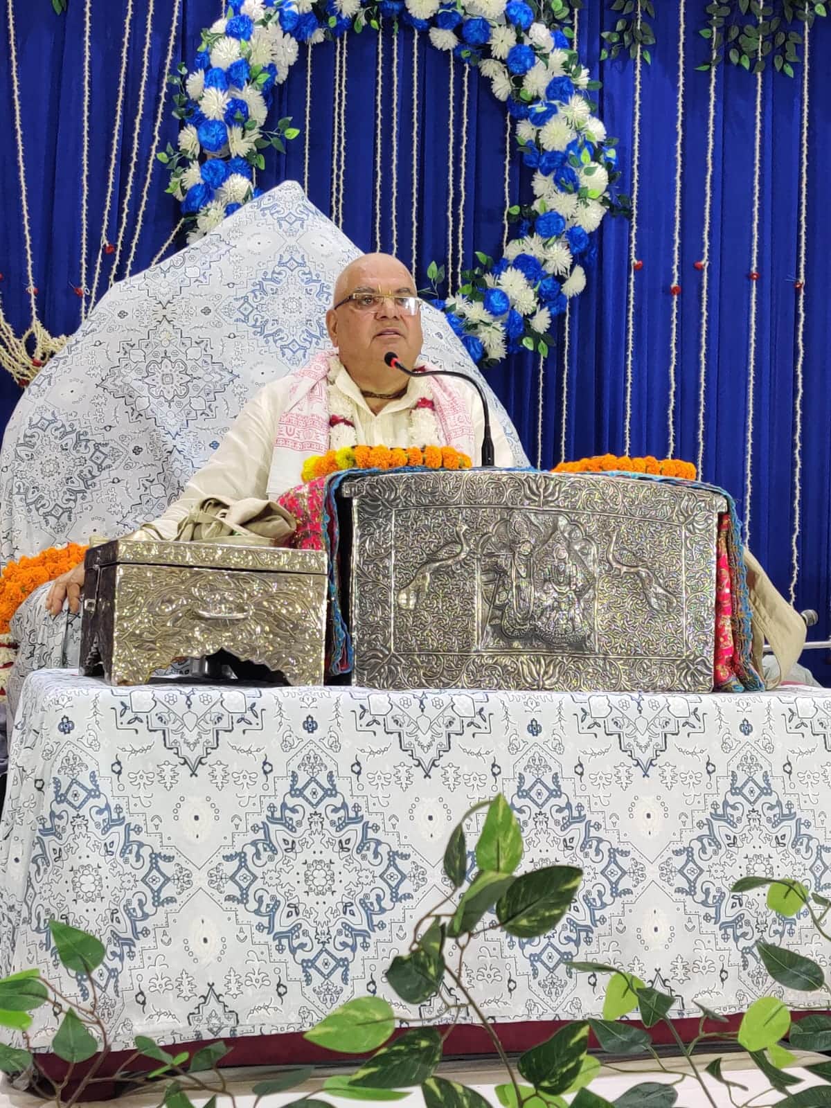 Chanting the Divine Name is the only means to cross the ocean of worldly existence: Sakshi Gopal.