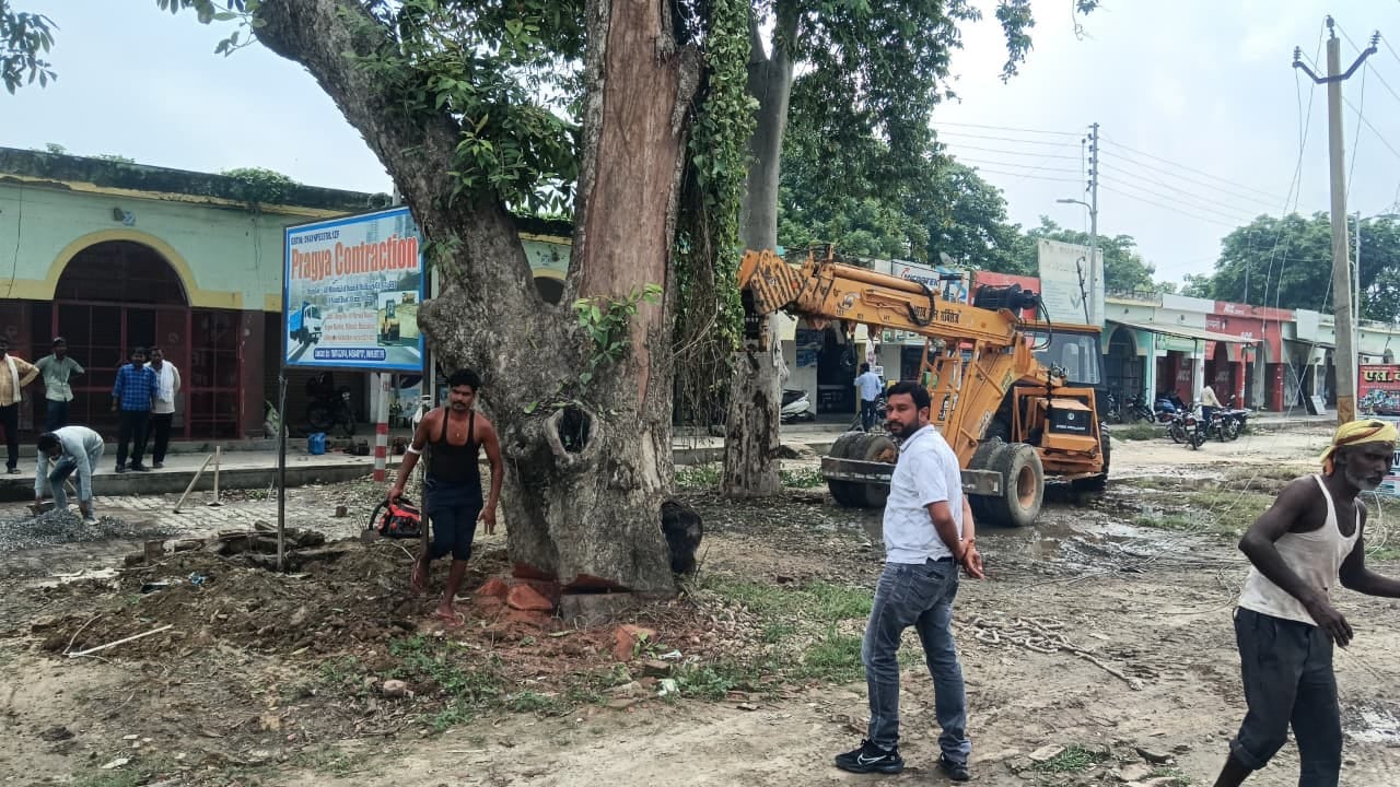 अकबरपुर के मरैला फीडर में अनुरक्षण कार्य के दौरान काम करते बिजली कर्मी। विभाग