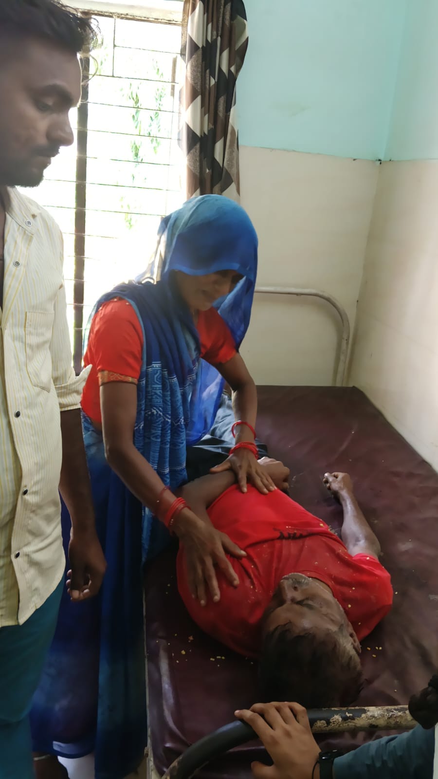 अस्पताल में भर्ती घायल खुशीराम। स्रोत ग्रामीण