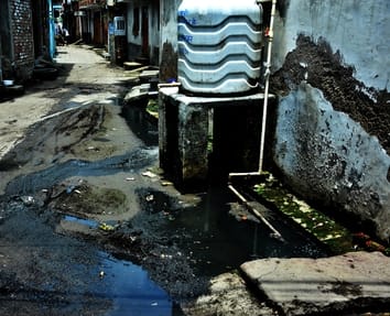 Lucknow News: सड़क पर गंदगी, चलना दूभर Filth on the road, walking is a nightmare