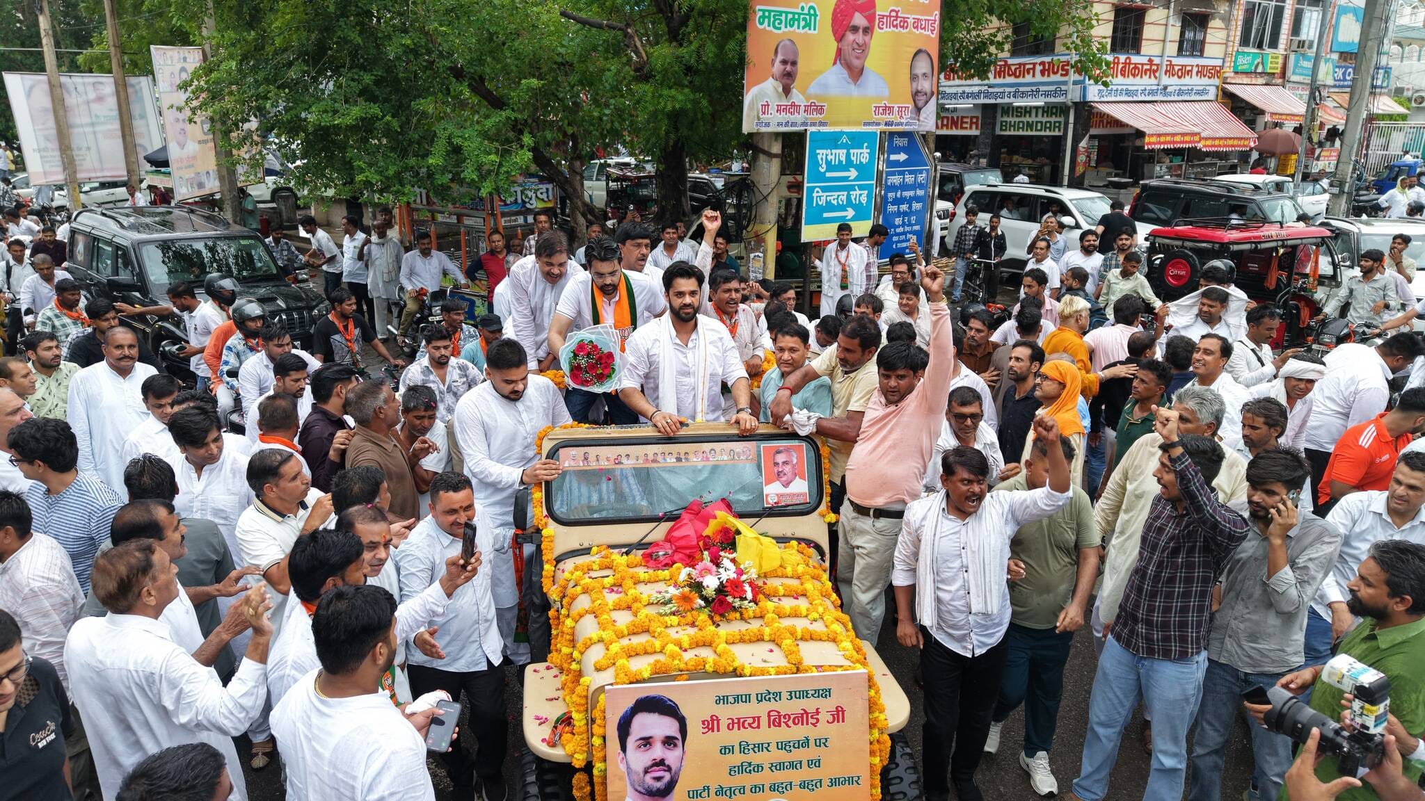 भाजपा प्रदेश उपाध्यक्ष को जलूस के साथ उनके आवास की ओर लेकर जाते भाजपा कार्यकर्ता। 