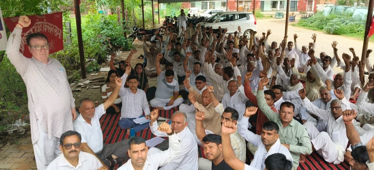 बहल में मांगों को लेकर धरने पर बैठ नारेबाजी करते बिजली कर्मचारी व किसान सभा के सदस्य।