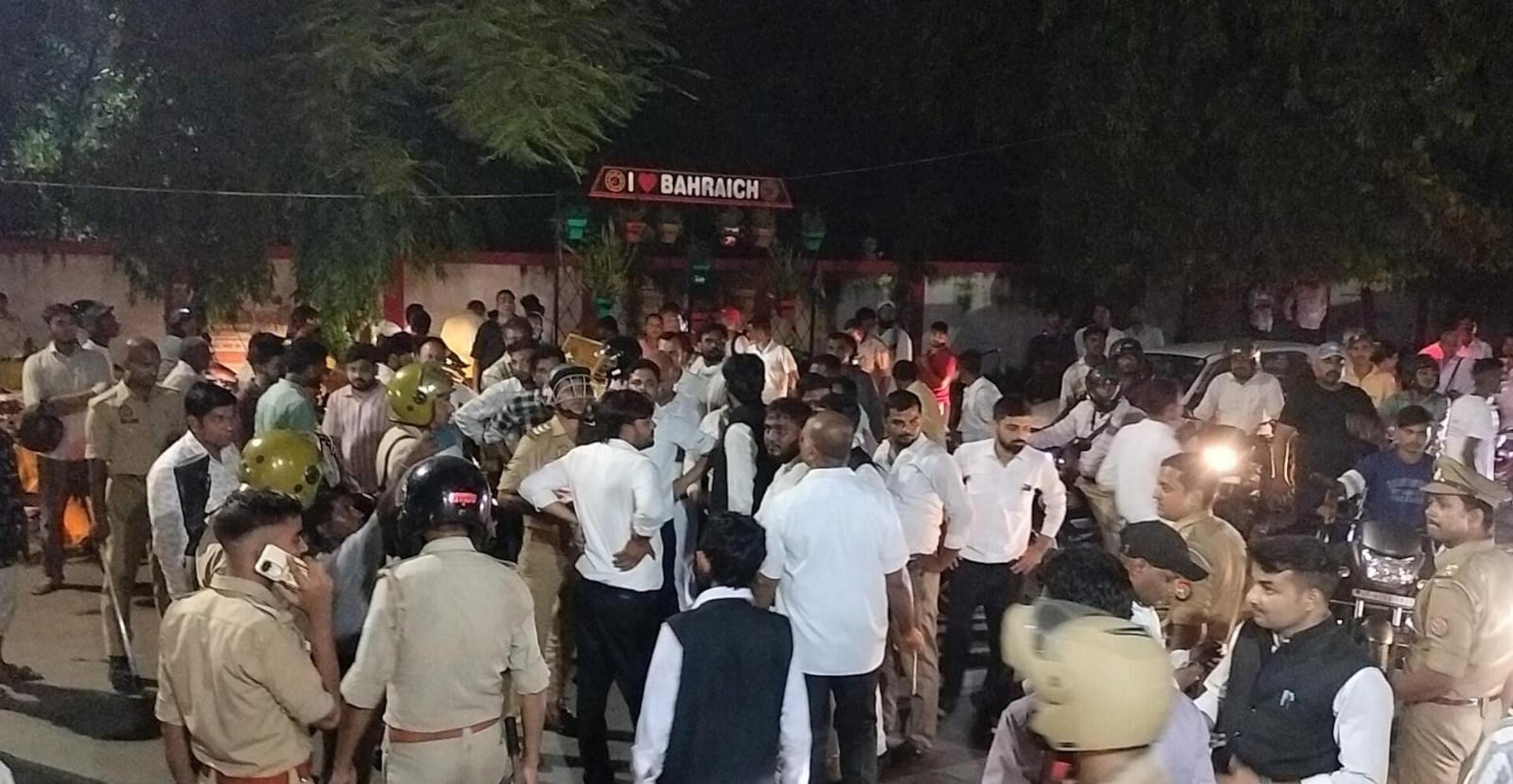 बहराइच में डीएम चौराहे पर प्रदर्शन करते अधिवक्ता। - स्रोत : अधिवक्ता