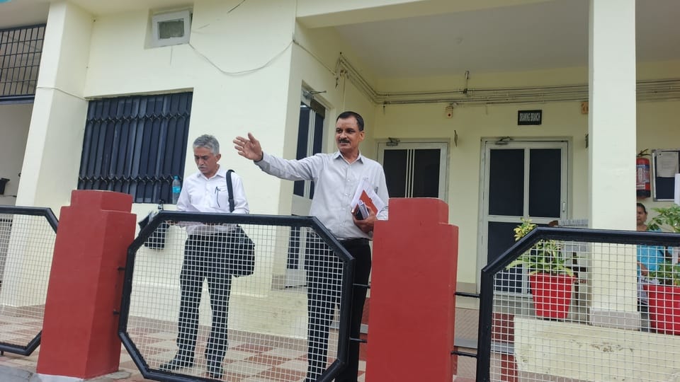 बिजली बोर्ड कार्यालय परिसर में प्रतिभागियों को संबोधित करते उपभोक्ता कल्याण मंच के संयोजक कुलदी
