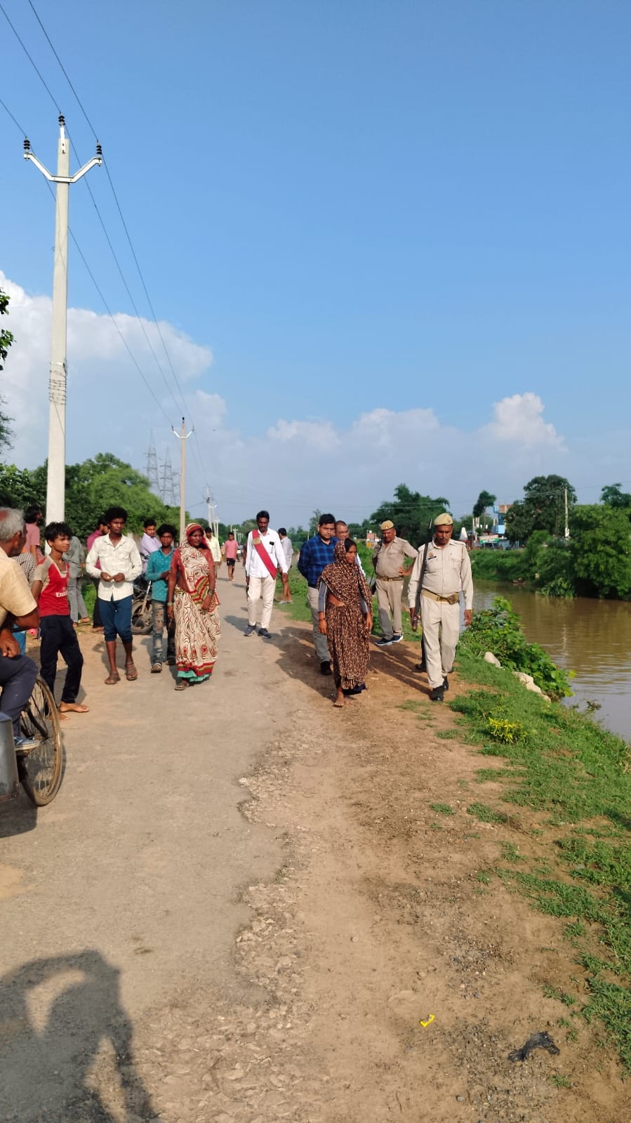 Son drowned in the canal before his mother's eyes, she kept screaming