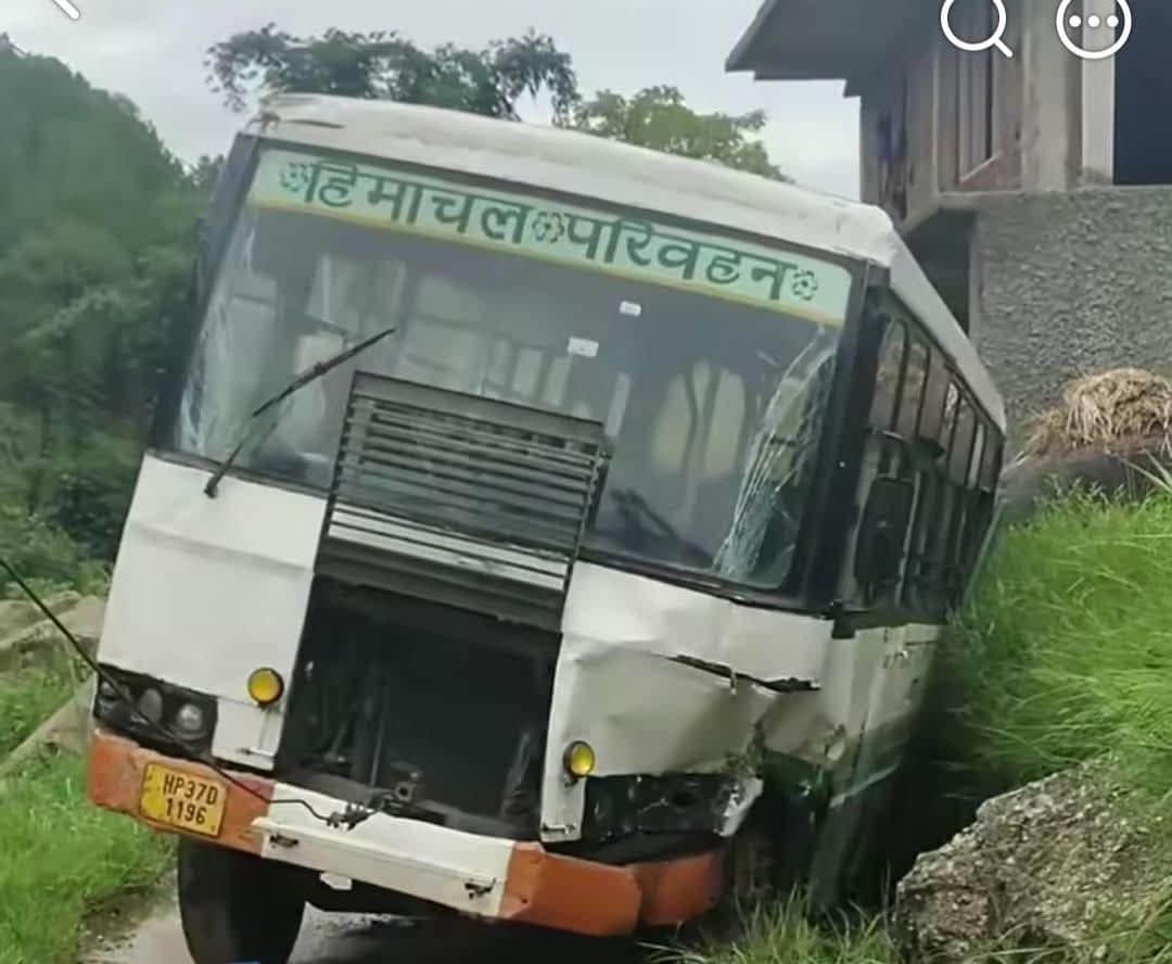 ब्रह्मठेहड़ू में मोड़ काटते वक्त नाली में घुसी एचआरटीसी की बस। -स्रोत : सोशल मीडिया