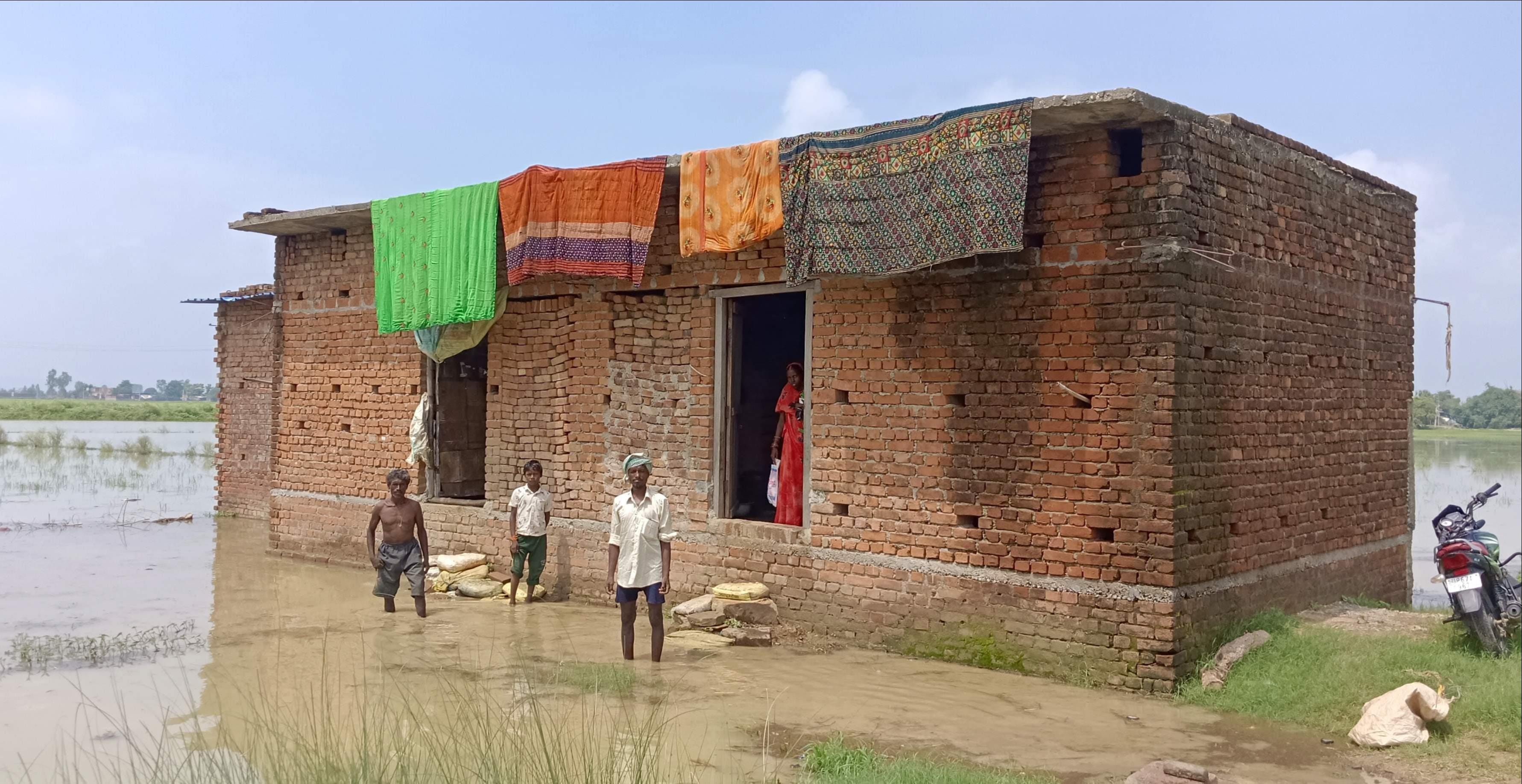 बारिश के बाद इलिया में डूबा मकान। संवाद