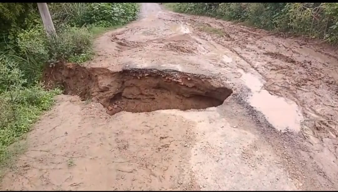 बारिश से क्षतिग्रस्त हुआ अहनेरान संपर्क मार्ग। संवाद