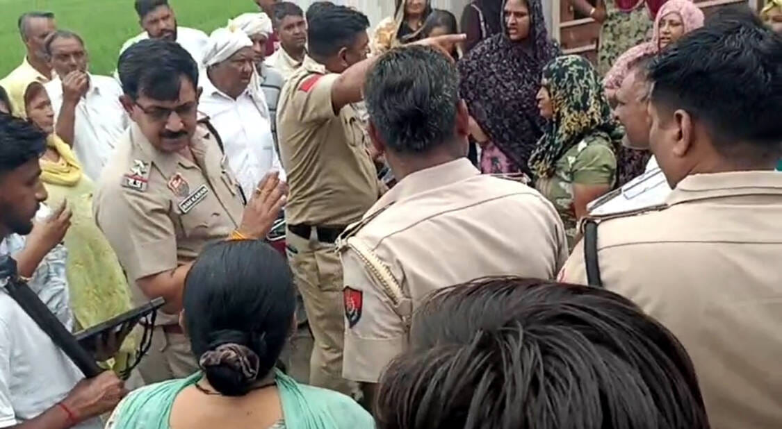 Villagers opposed the team that went to remove illegal encroachment on the village pond.
