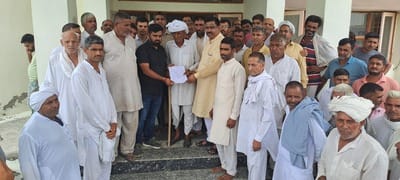 बास में अपनी मांगों को पूरा कराने के लिए सिंचाई मंत्री के नाम ज्ञापन सौंपते किसान। स्रोत : संगठ