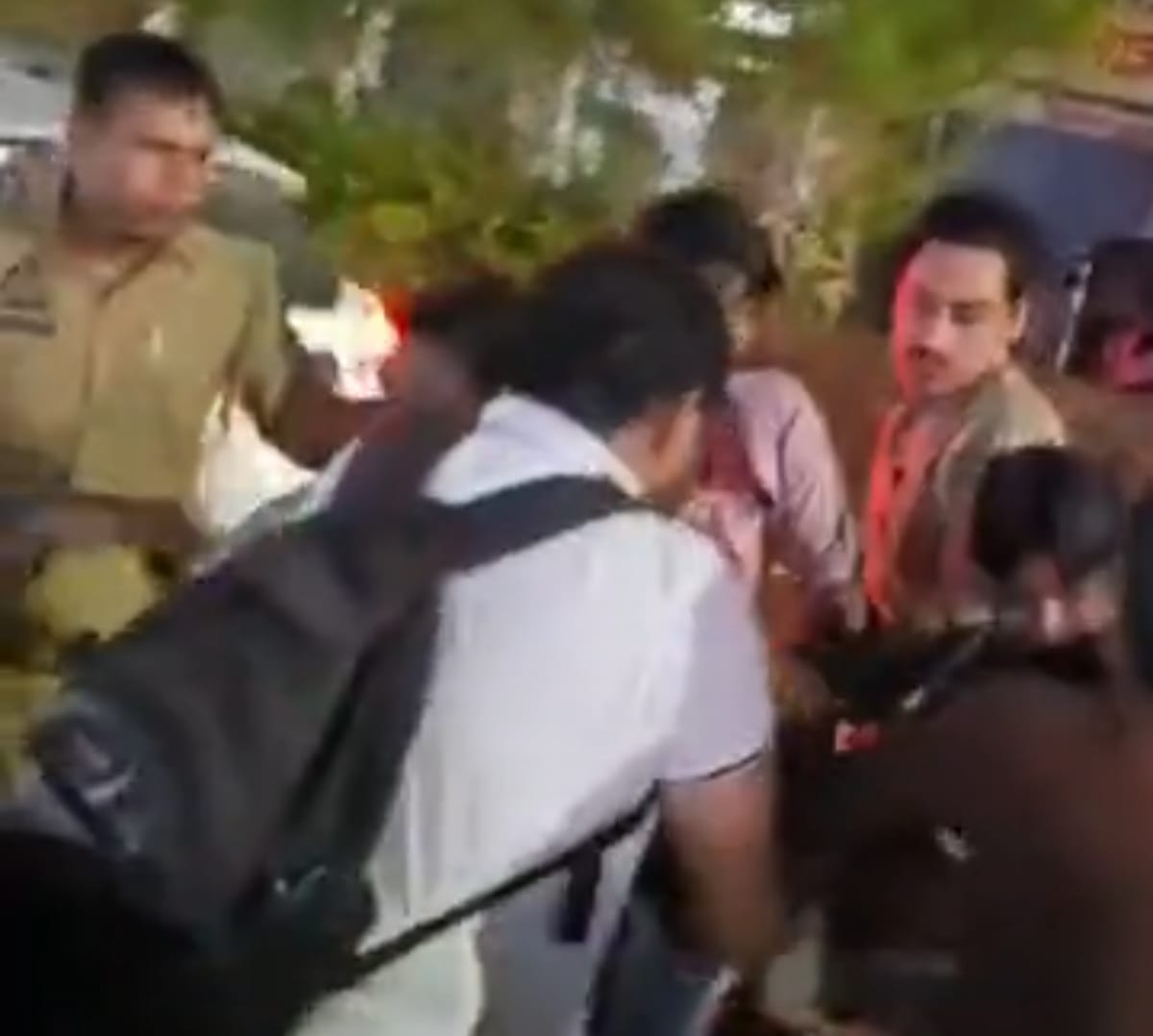 A fierce brawl involving kicks and punches broke out among street vendors near the roadways bus stand.