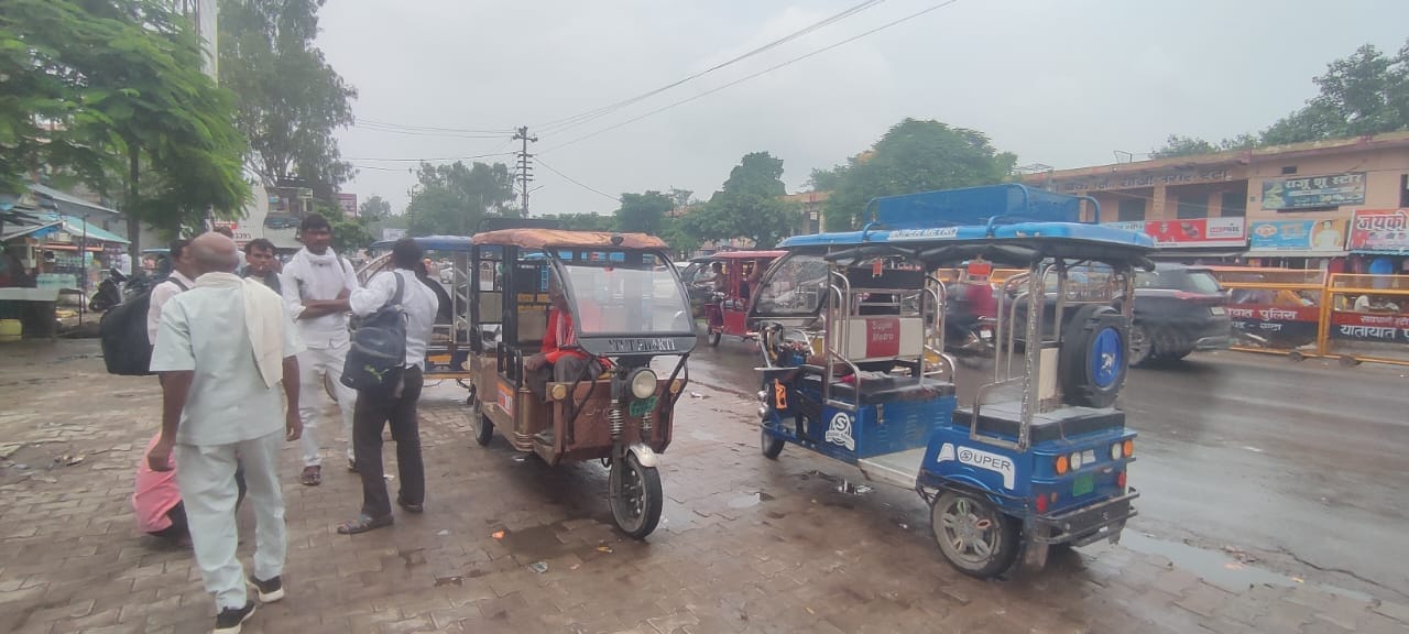 बस स्टैंड के सामने से सवारी बिठाते ई-रिक्शा। संवाद