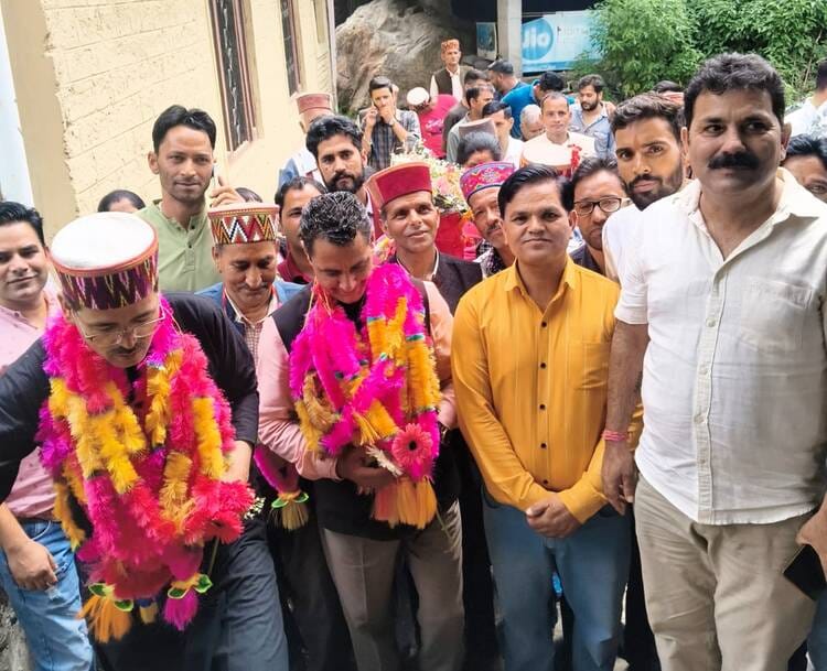 बदहाल सड़कों व शिक्षा व्यवस्था को लेकर सैंज भाजपा उतरी सड़क पर।-संवाद