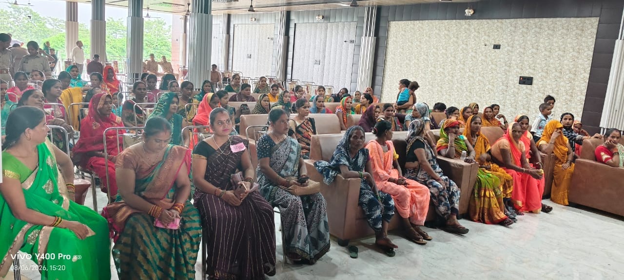 चुनाव के दौरान उपस्थित महिलाएं। संवाद
