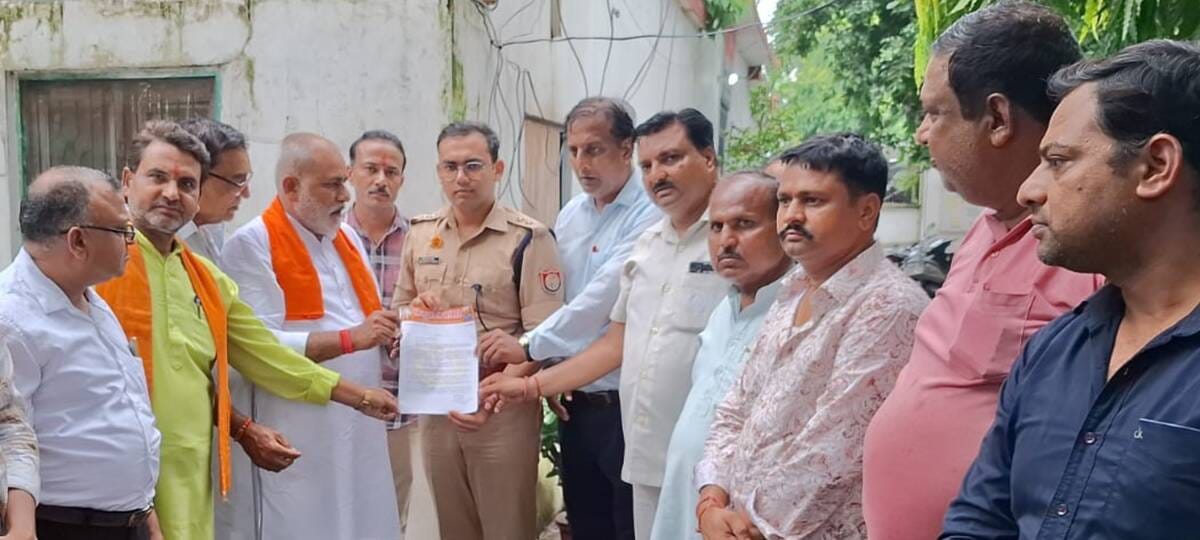 एएसपी को ज्ञापन देते हिंदू संघर्ष समिति के पदाधिकारी। स्रोत स्वयं