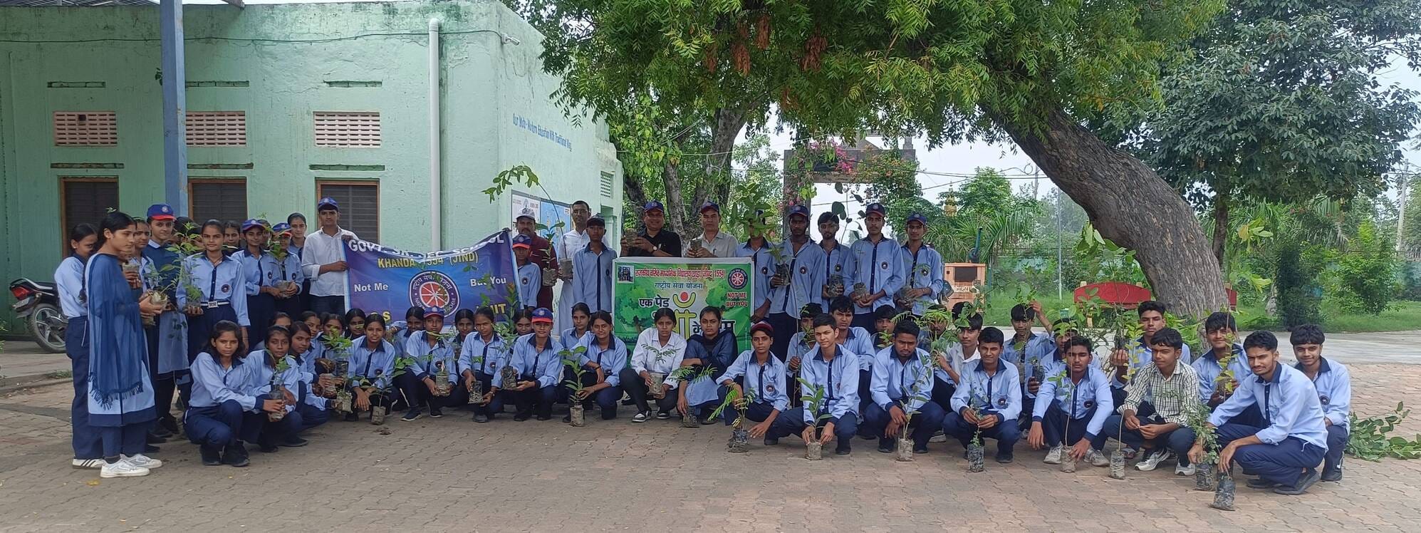 फोटो 07जेएनडी03-राजकीय वरिष्ठ माध्यमिक विद्यालय खांडा में पौधरोपण कार्यक्रम में मौजूद विद्यार्