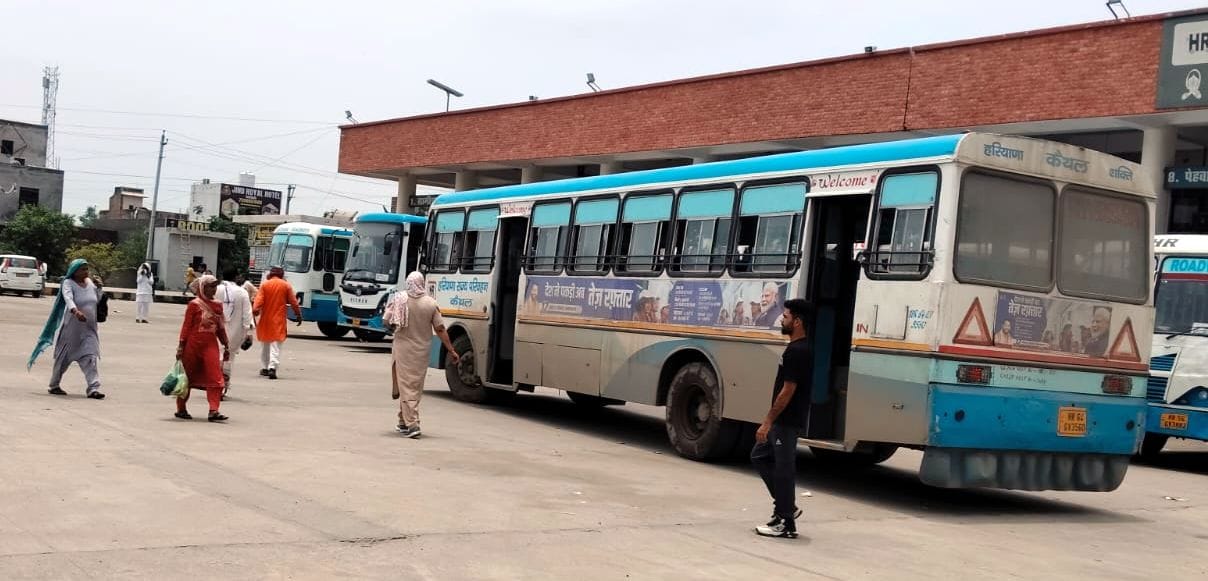 फोटो 07जेएनडी18-बस अड्डे पर खड़ी जींद रोडवेज, जिसको अलीगढ़ के लिए शुरू किया है। संवाद