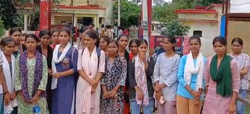 फोटो 08 एमएएचपी 09 परिचय-थाना खरेला में तहरीर देने पहुंचीं छात्राएं। संवाद