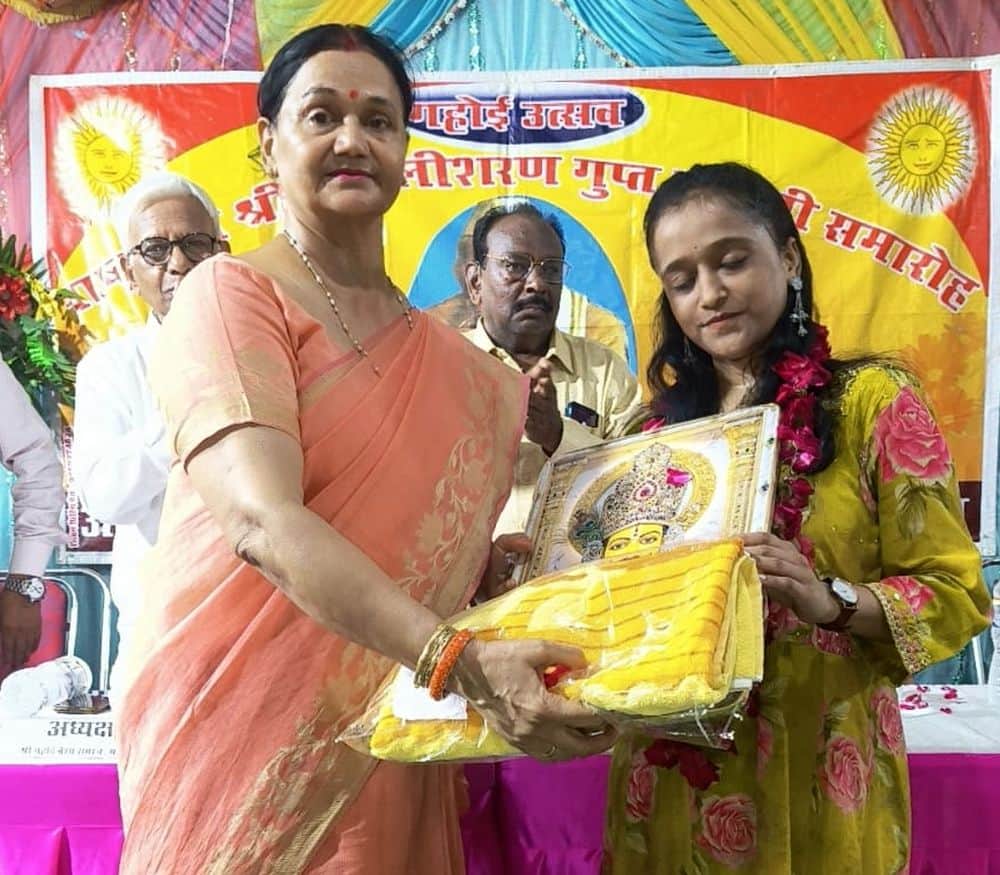 Winning students of the painting competition were awarded.