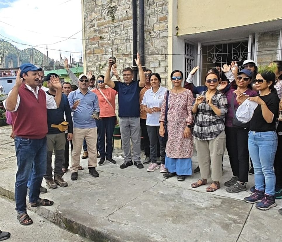 फोटो 08 पीटीएच 13 पी- डीडीहाट पर्यटक आवास गृह में कैलाश यात्रा कर लौटे छठे दल के यात्री। स्रोत: