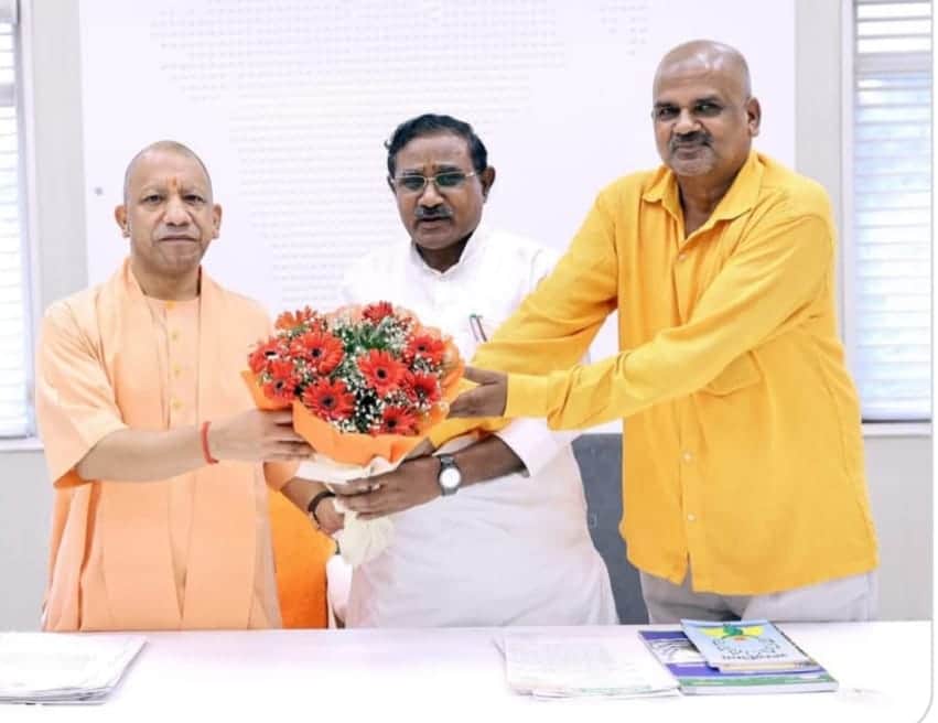 फोटो 08 सीकेटीपी 04 सीएम योगी को बुके देते भाजपा नेता नारायण शुक्ला व कोरांव विधायक राजमणि। स्