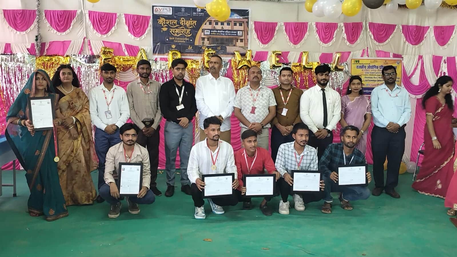 फोटो 08 सीकेटीपी 20 कौशल दीक्षांत समारोह में प्रमाण पत्र के साथ प्रतिभागी व विधायक व अन्य। संव