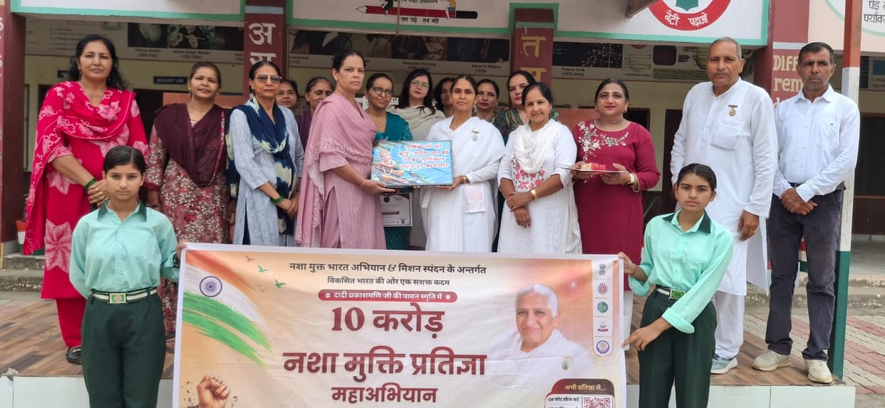 1600 girl students took a pledge to remain drug-free throughout their lives.