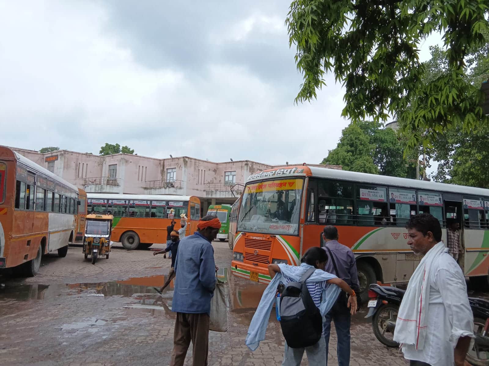 फोटो 10- रोडवेज बस स्टैंड में खड़ी यात्री बसें। संवाद
