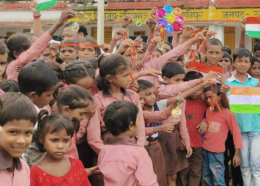 फोटो-10- तैयार किए गए रक्षासूत्र दिखातीं छात्राएं। स्रोत: शिक्षक