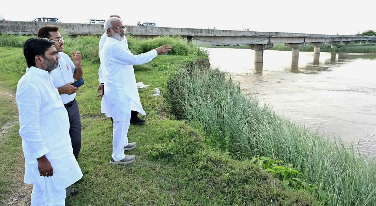 Minister takes stock of erosion caused by Rapti River; directs for relief operations to be intensified