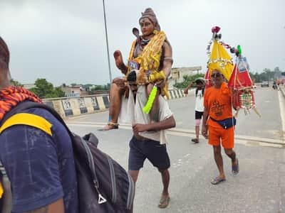 Hundreds of youths arrived in Haridwar to collect 'Dak Kanwar'.