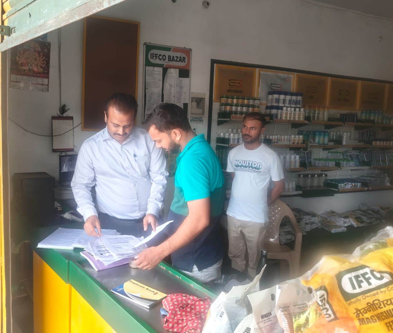 फोटो-20-खाद दुकान में रजिस्टर चेक करते जिला कृषि अधिकारी। स्रोत: कर्मी