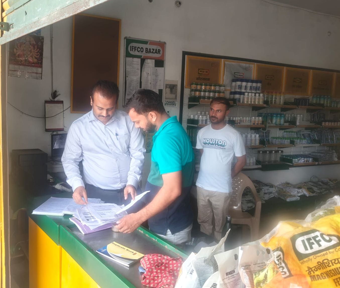 फोटो-20-खाद दुकान में रजिस्टर चेक करते जिला कृषि अधिकारी। स्रोत: कर्मी