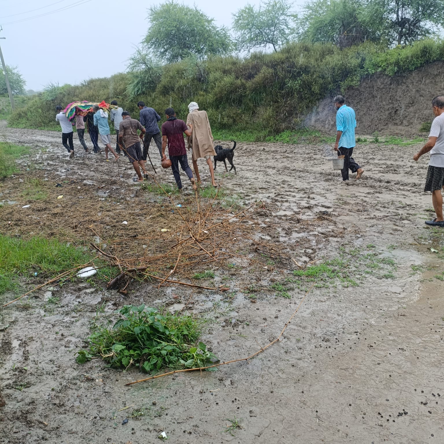 फोटो - 20 दलदल के रास्ते मरघट तक शव को ले जाते ग्रामीण। ग्रामीण