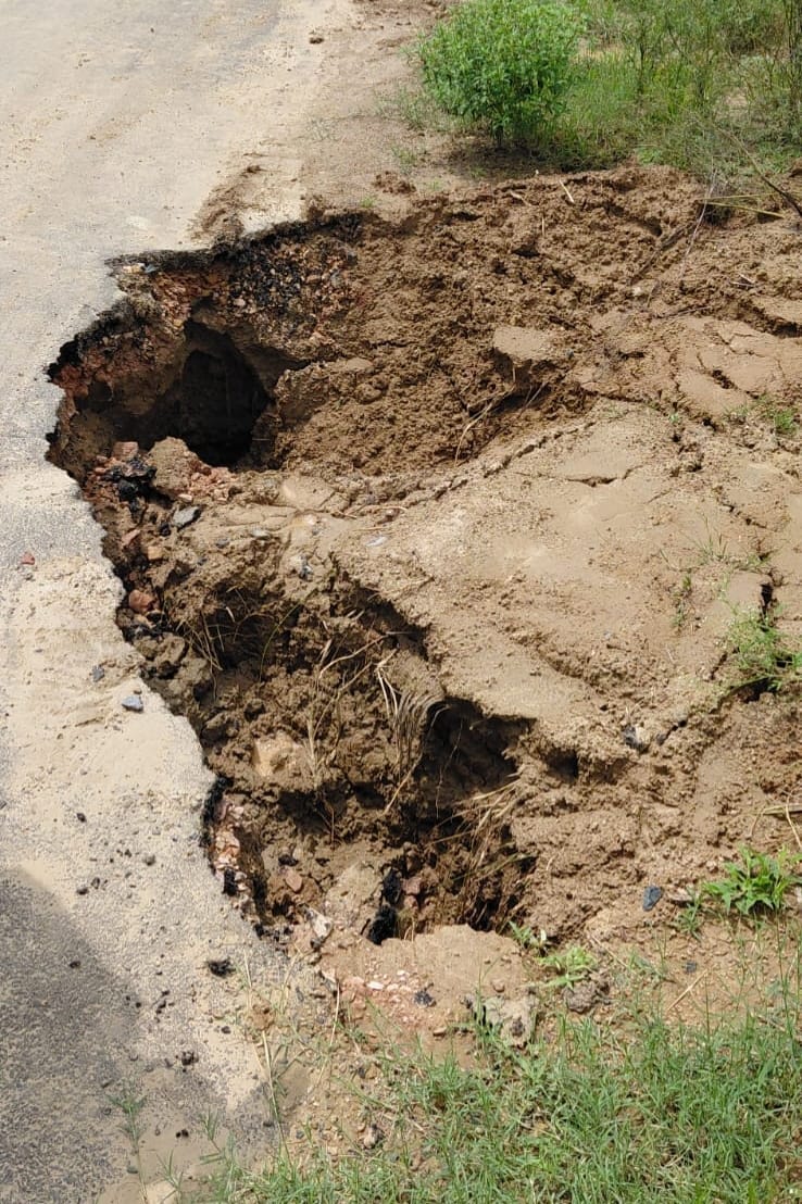 Main road caves in due to rain; population of 800 affected.