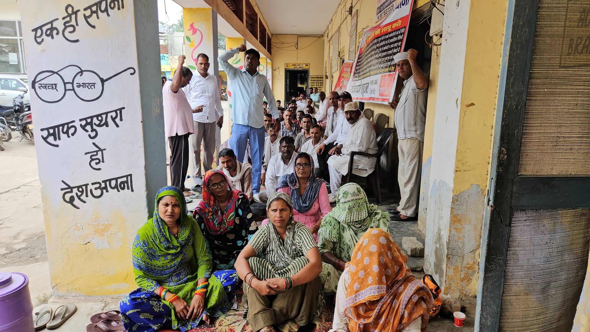 फोटो 4 नरवाना। धरने पर बैठे सफाई कर्मचारी। संवाद।