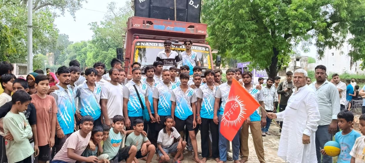 Postal Kanwar pilgrims were sent off after showing the Om flag.