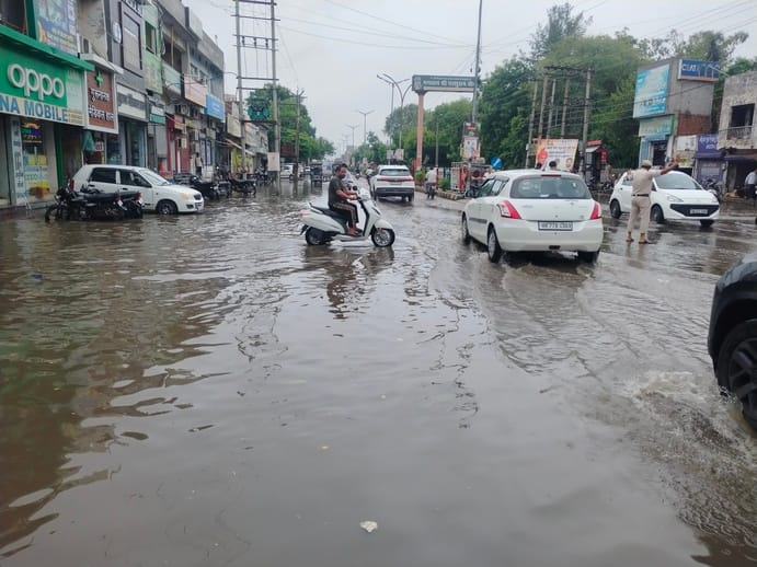 Rain causes waterlogging in the city, saving the fields