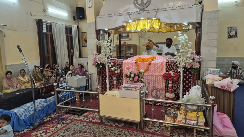 गुरु हरकिशन साहिब जी के प्रकाश उत्सव पर गुरुद्वारा गांधीनगर में गुरबाणी में शामिल लोग स्रोत आयो