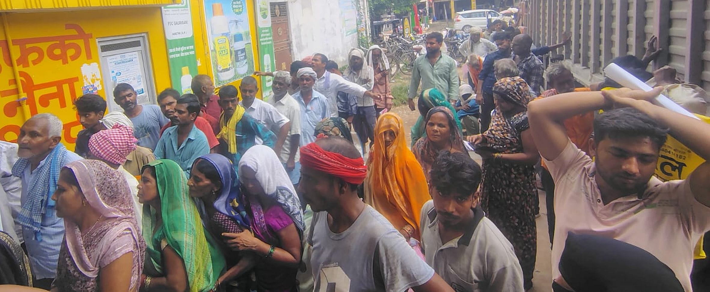 गौरीगंज इफको केंद्र पर लगी किसानों की कतार। संवाद