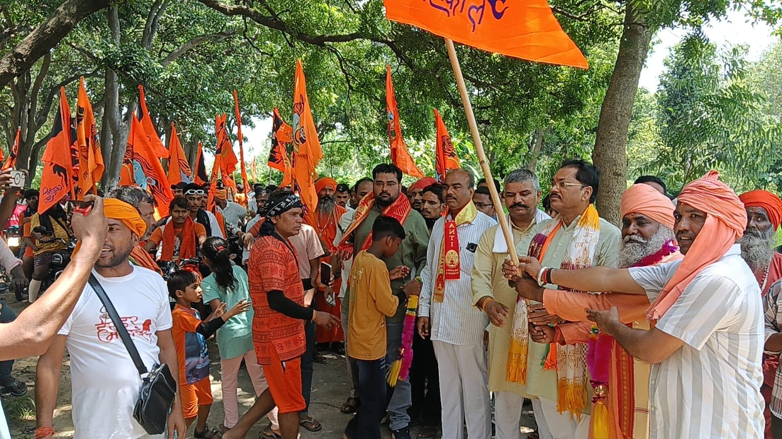 ग्राम करोड़ के श्री गौरीशंकर मन्दिर से क़ाबड़ियों के जत्थे को भगबा झंडा दिखाकर रबाना करते विधायकब 