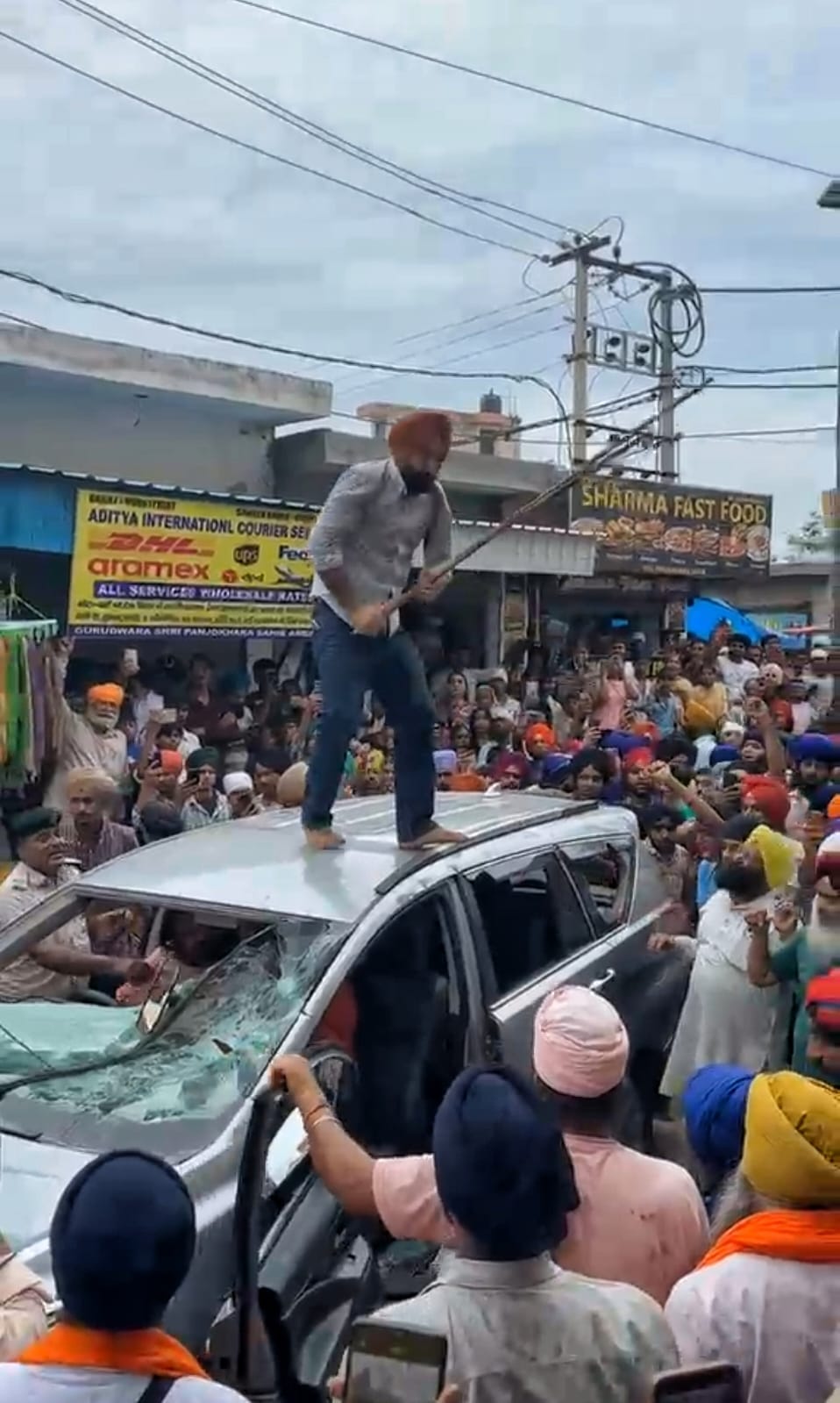गुरुद्वारा साहिब के बाहर बाजार में टक्कर लगने के बाद उग्र लोग कार पर तोड़फोड़ करते हुए: सोशल मी
