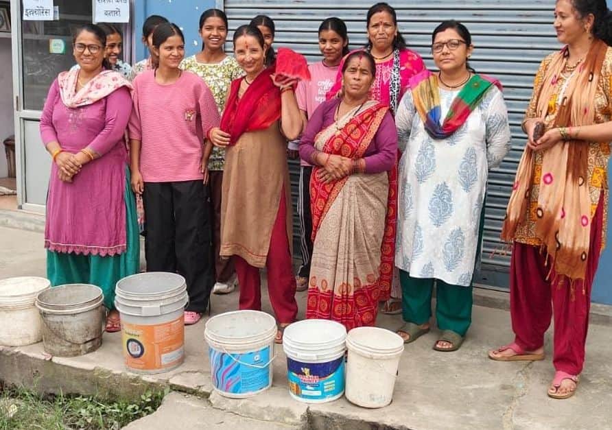 Women suffering from drinking water crisis protested with empty utensils.