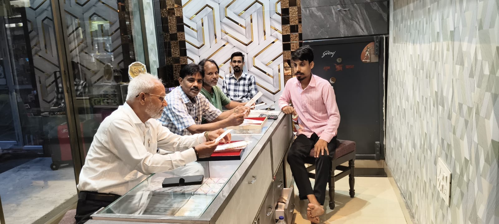 गांधीनगर में गिफ्टेड सोना-चांदी के आभूषण की खरीदारी करते ग्राहक संवाद