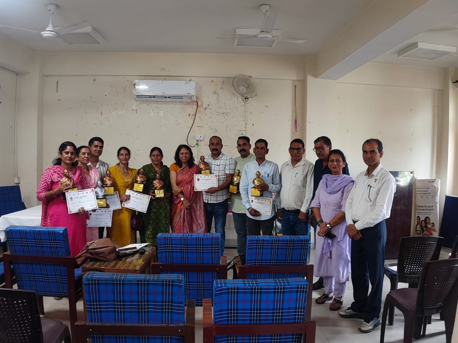 घुमारवीं में आयोजित सम्मान समारोह में टीबी मुक्त पंचायतें के प्रतिनिधि चिकित्सा अधिकारी के साथ।