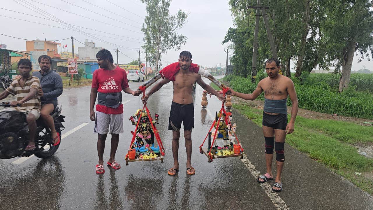 हरिद्वार से गंगाजल लेकर दाहा गांव पहुंचे कांवड़िया अमित कुमार। संवाद